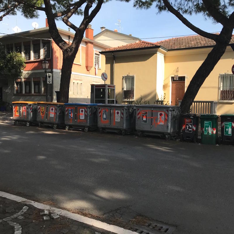 “Lavateci”: la denuncia dei cassonetti in via Mazzini