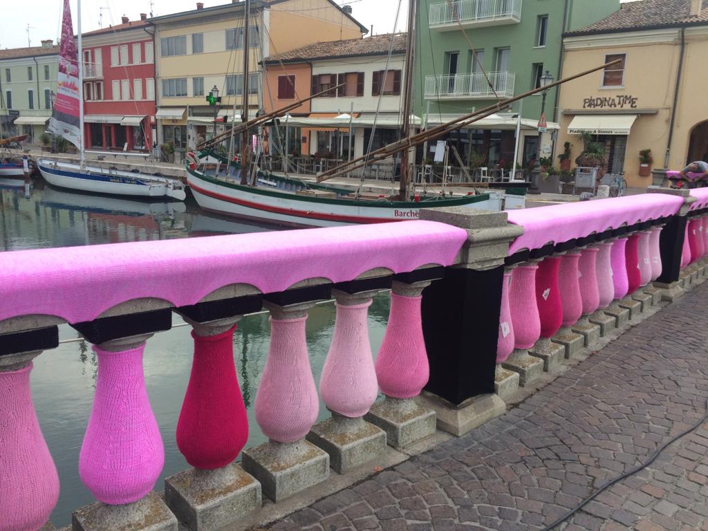 Sorpresa all’alba, il ponte di via Saffi si veste di rosa