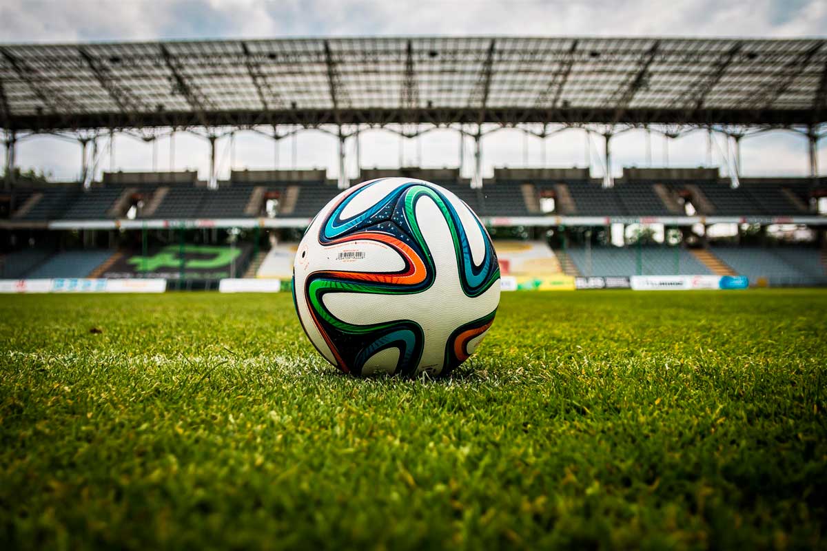 Calcio d’estate: tra vacanze da sogno e ultime sfide di stagione