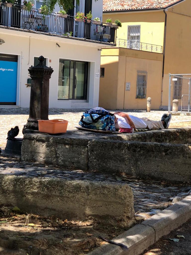 “Basta clochard in piazza delle Conserve” LE FOTO