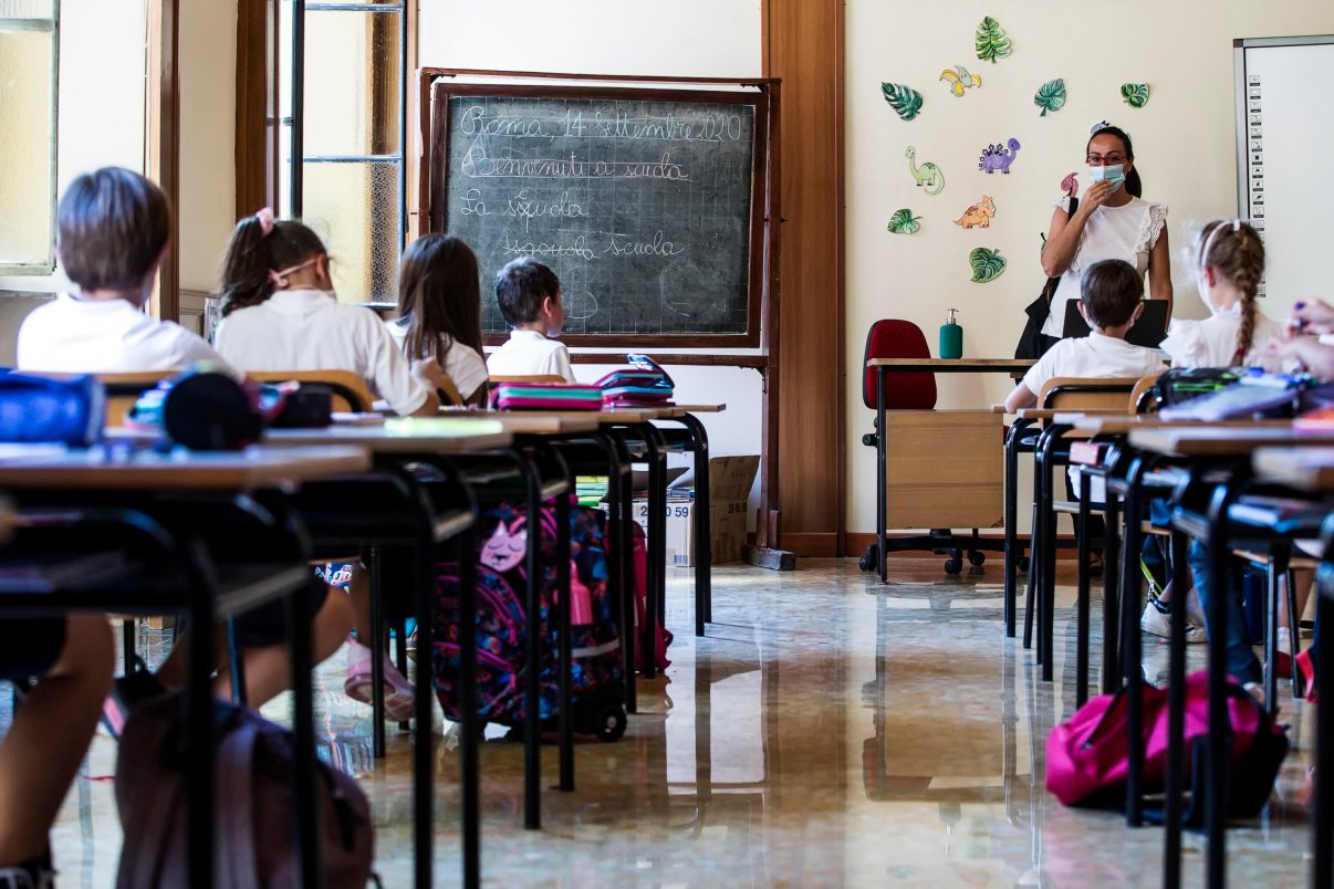 Si torna a parlare di scuola in presenza, ma non per le superiori