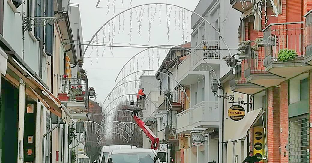 Via Fiorentini, smontate le luminarie davanti a chi non paga