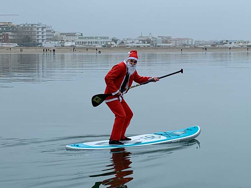 Anche Babbo Natale in sup. Solo a Cesenatico LE FOTO