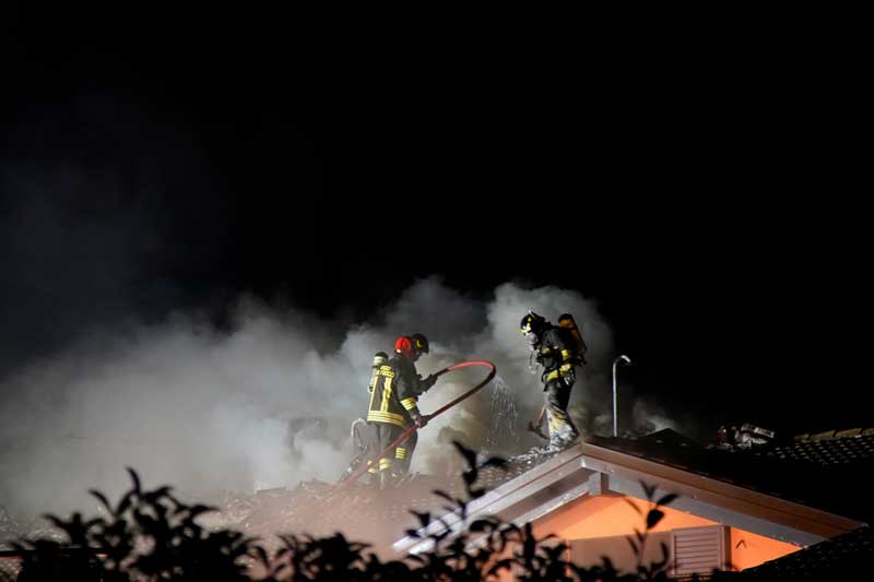 Fiamme nella villa: una stufa la principale “indiziata”