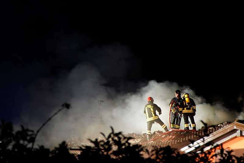 Colonna di fumo, allarme in villa IL VIDEO