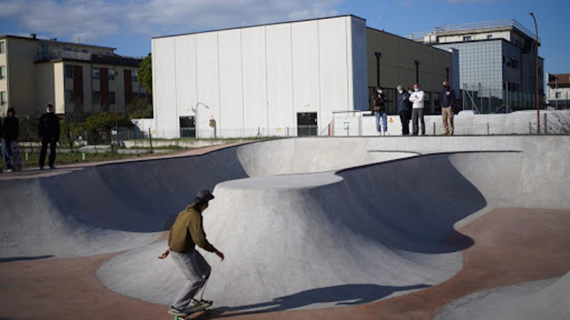 Lo skate park si arricchisce di arredi e illuminazione