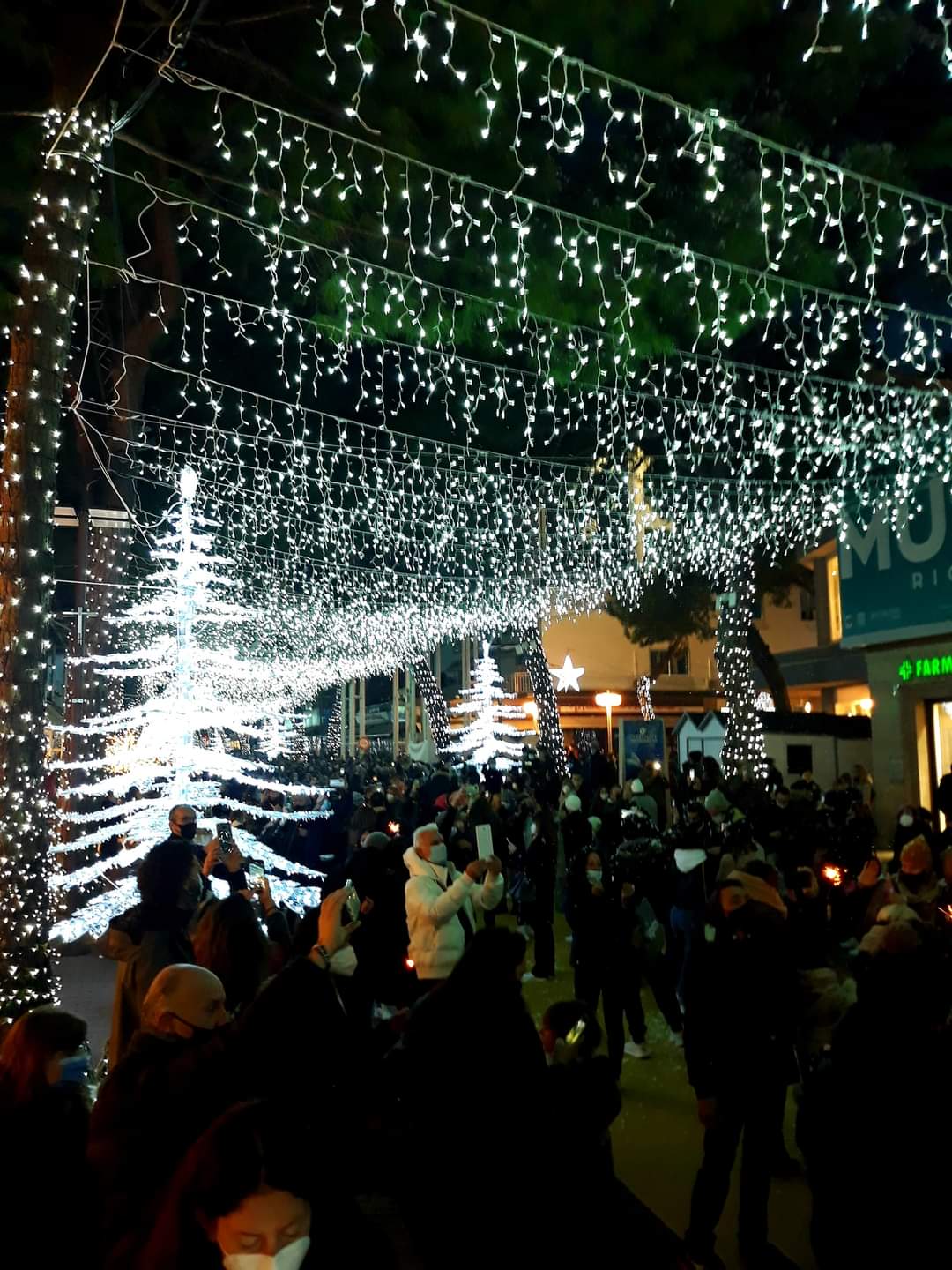 Riccione folla in piazza per festeggiare. Ed è subito polemica