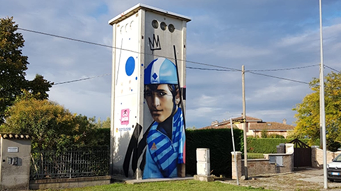 L’arte sulle cabine elettriche: sul podio il murales di Pantani