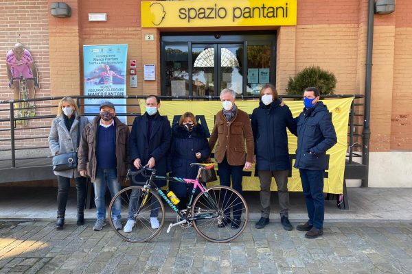 foto consegna biciletta tour de france allo spazio Pantani