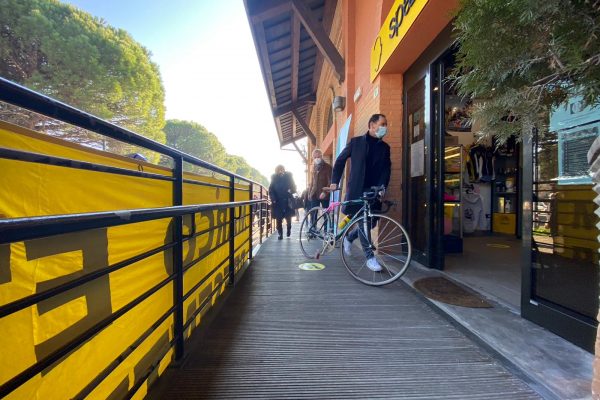 Cassani consegna la bicicletta Pantani