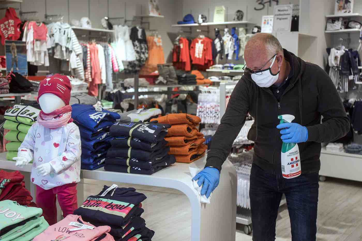 Oggi si torna in zona arancione: riaprono i negozi