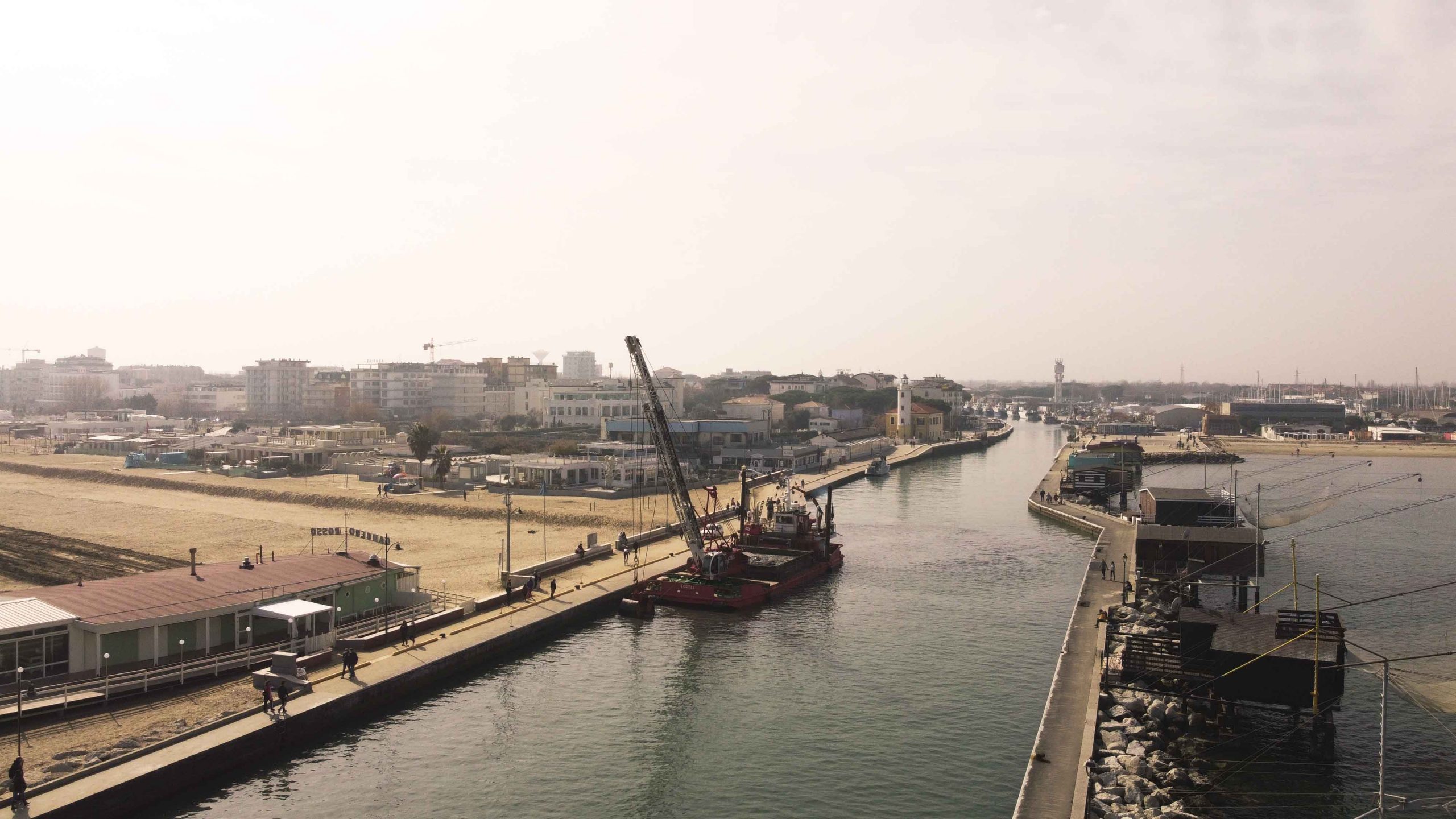 Porto di Cesenatico insabbiato, intervento d’urgenza VIDEO