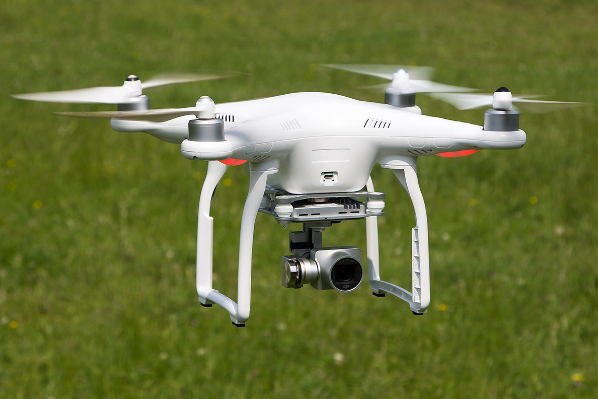 Drone cade a pochi centimetri dalla testa di un passante