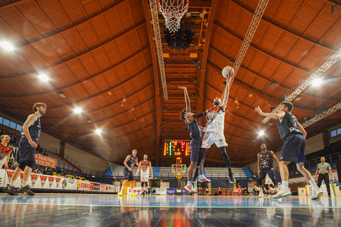 Basket, dominio Tigers nel fortino Carisport