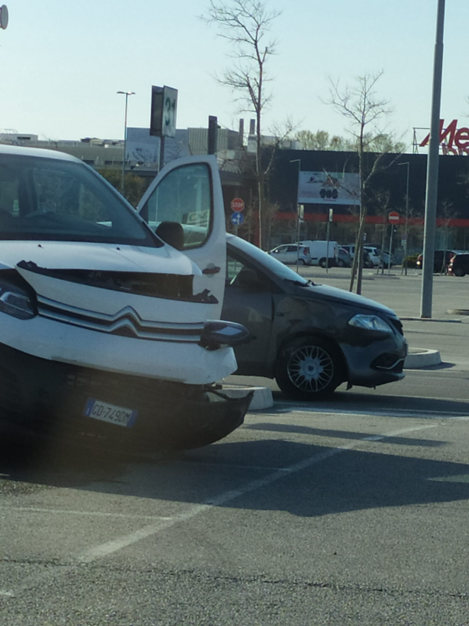 Spettacolare incidente nel parcheggio del Romagna Center