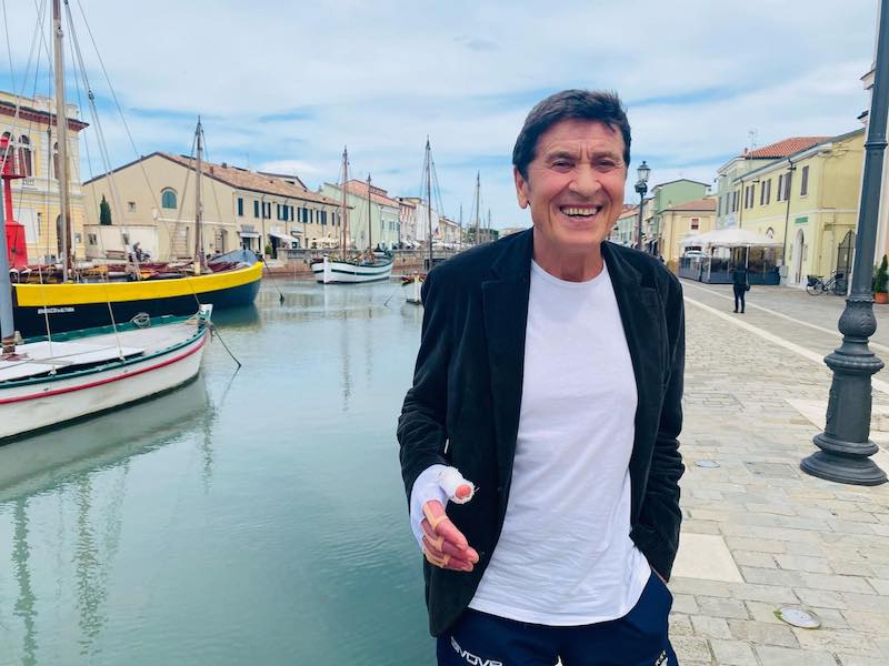 Gianni Morandi a spasso sul porto canale di Cesenatico