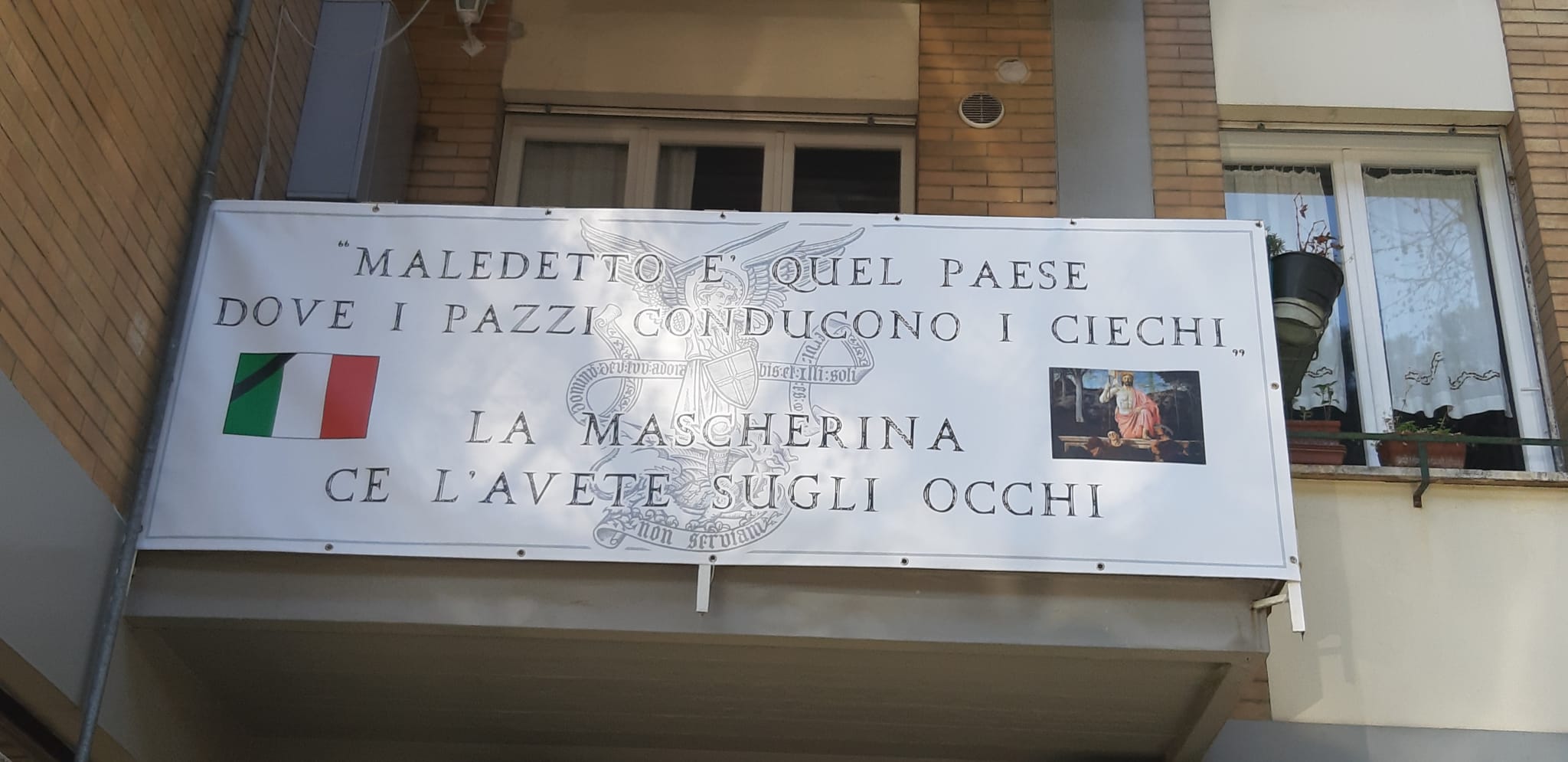 Proteste plateali, in viale dei Mille lo striscione della discordia