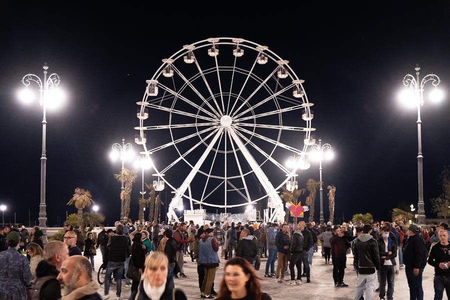 La ruota panoramica saluta con un gesto nobile