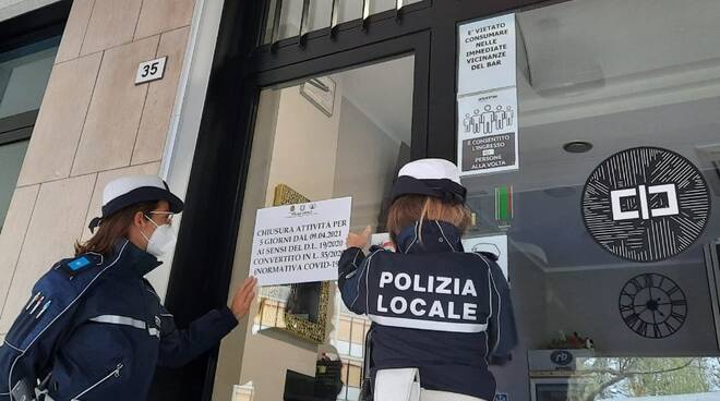 Barista multato reagisce con minacce: arrestato per resistenza