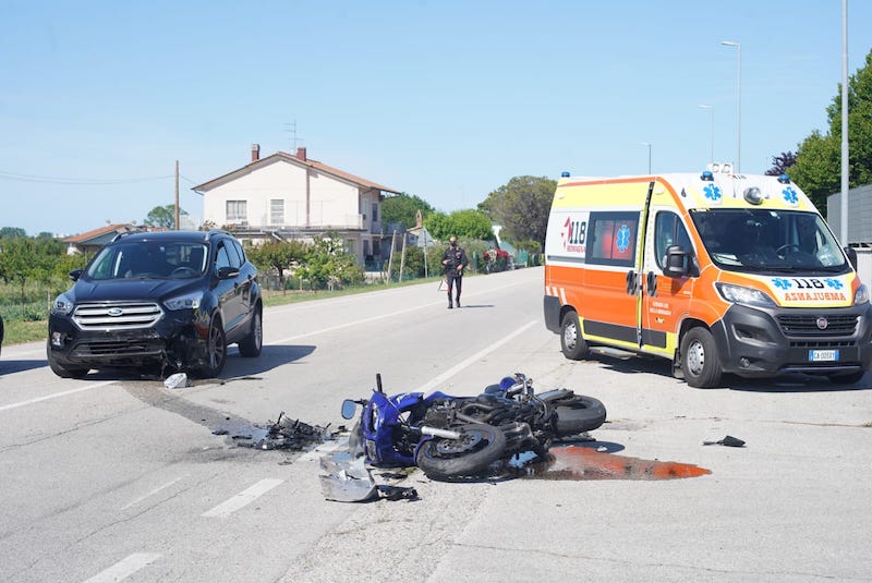 Incidente frontale auto-moto in via Fossa