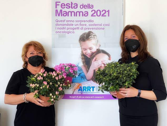 In corso Garibaldi le azalee per la Festa della Mamma