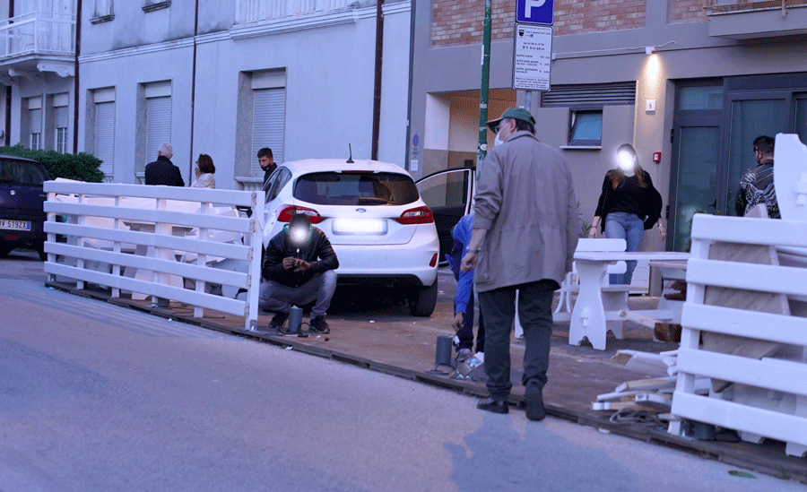 Aperitivo con sorpresa. Perde il controllo e invade la veranda