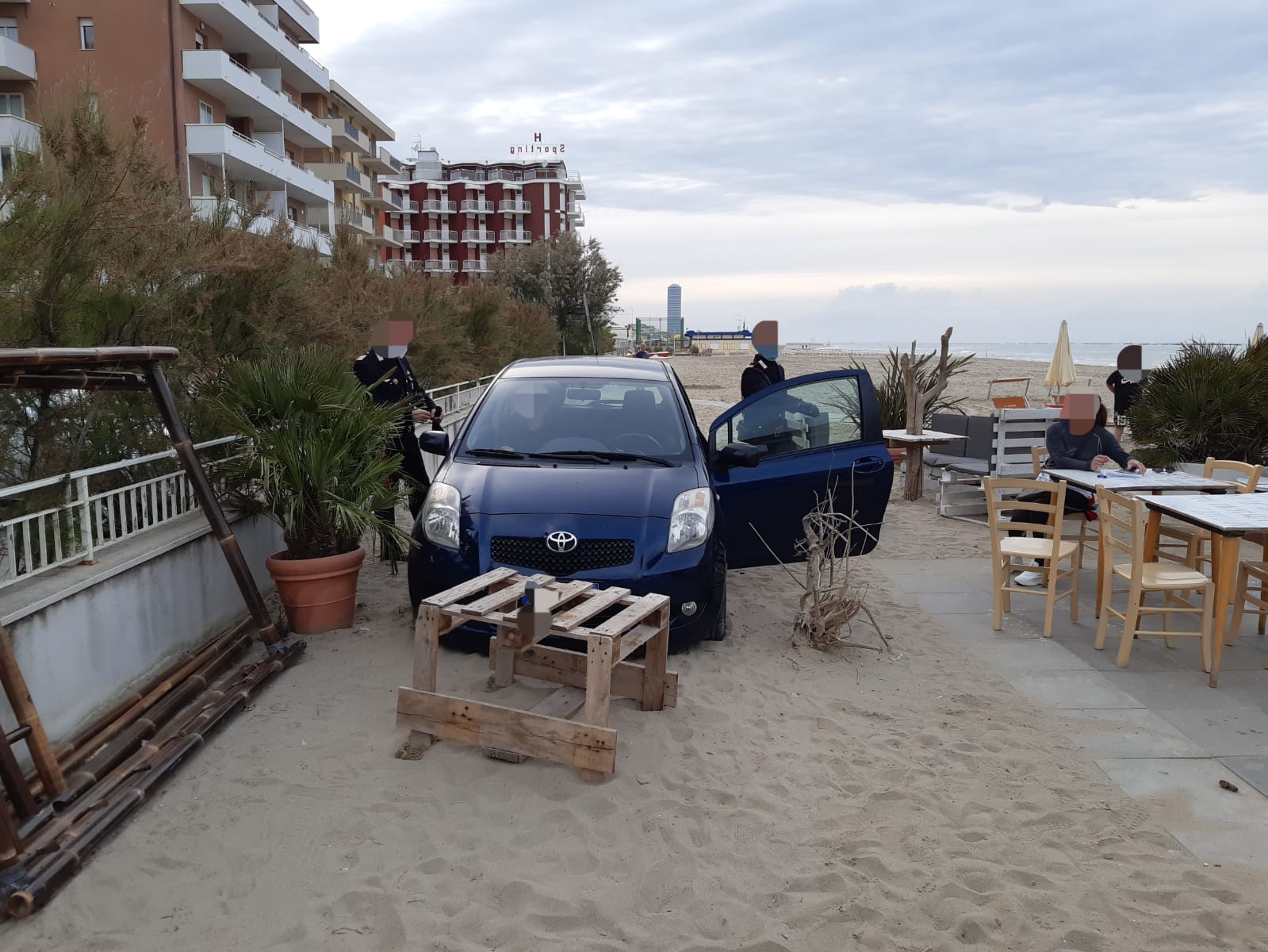 Beve e fa scampagnata in auto. In spiaggia tra la folla