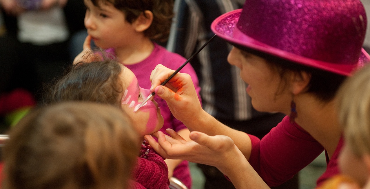 Cerca animatrice per il compleanno del bimbo, lo riempiono di insulti