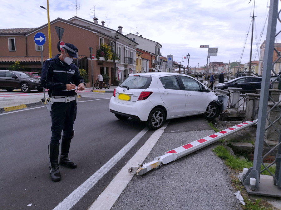 auto incidente ponte gatto