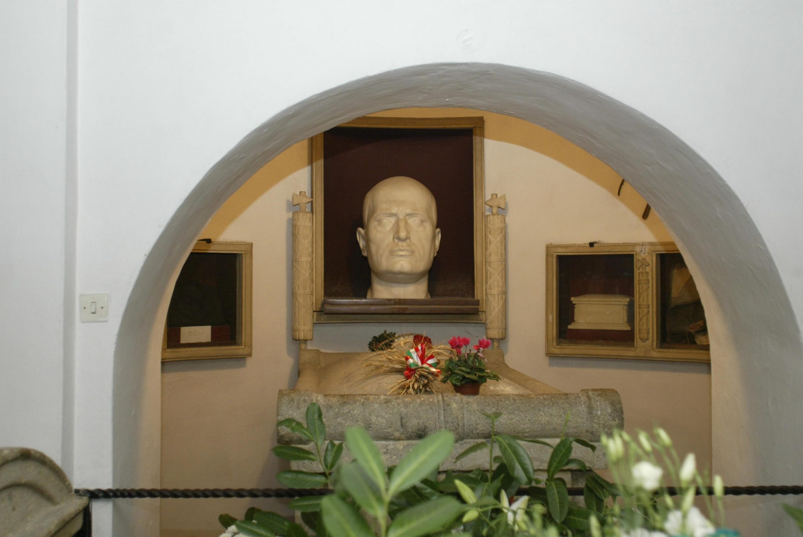 Nuovo stop: oggi a Predappio non riaprirà la cripta Mussolini