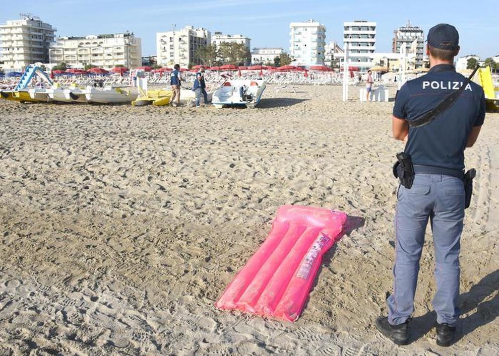 Bellaria, si denuda davanti a bimbi: rischia linciaggio