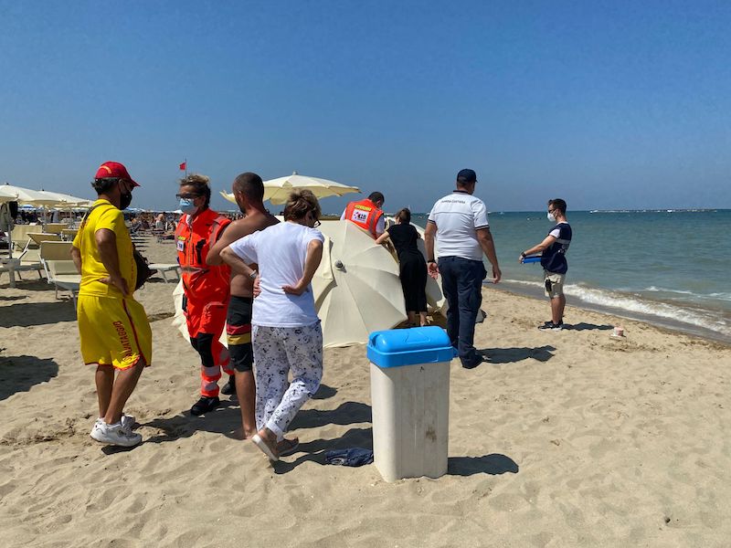 Un altro malore in spiaggia: muore turista a Gatteo Mare
