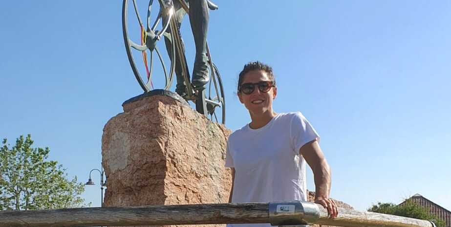 Veronica Boquete fa visita al monumento di Pantani