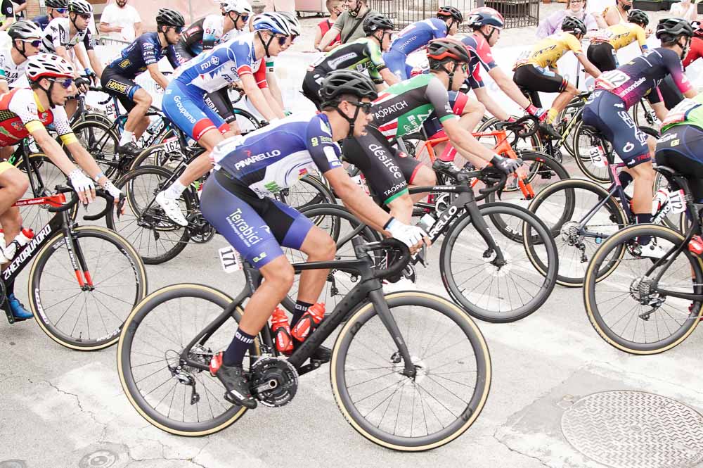 Ciclismo, caduta sul finale a Cesenatico VIDEO