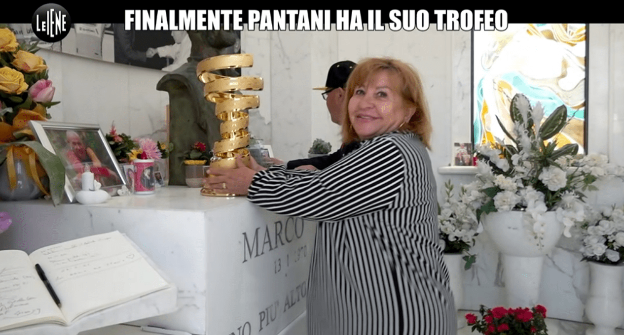 Mamma Tonina porta sulla tomba di Marco il Trofeo RCS “Senza Fine”