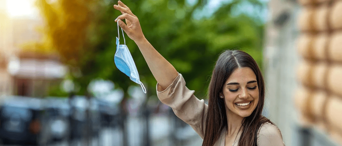 Stop alle mascherine all’aperto, ma non al mercato e sui bus