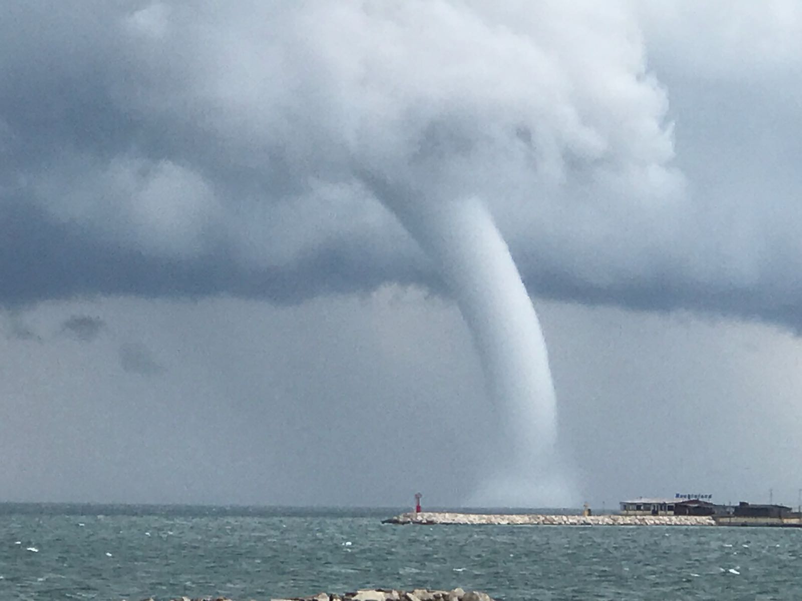 Tromba d’aria a Ponente spazza via cento ombrelloni