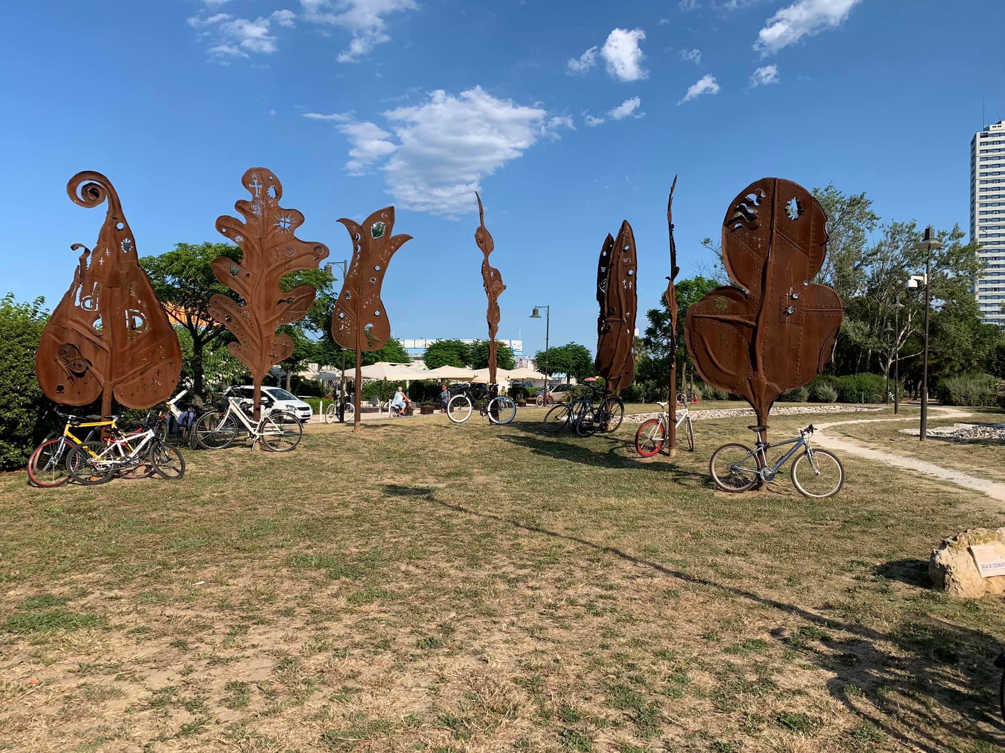 Le biciclette dei bagnanti legate alle opere di Tonino Guerra