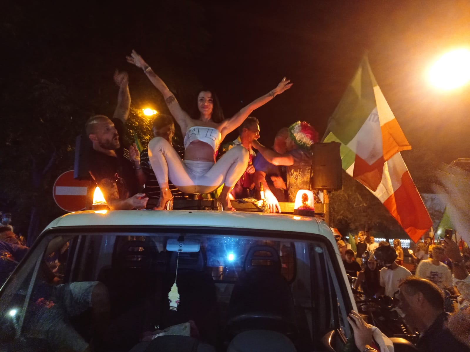 E tra i festeggiamenti tricolori spunta una pornostar…