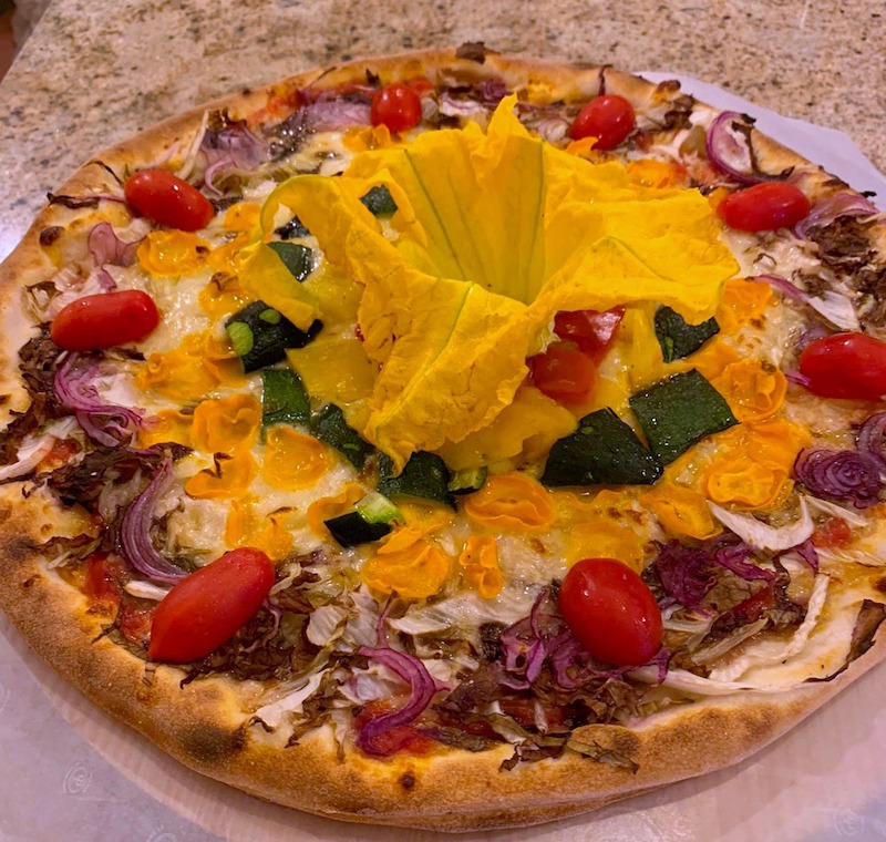 Pomodoro, mozzarella e arcobaleno. Ecco la pizza LGBT