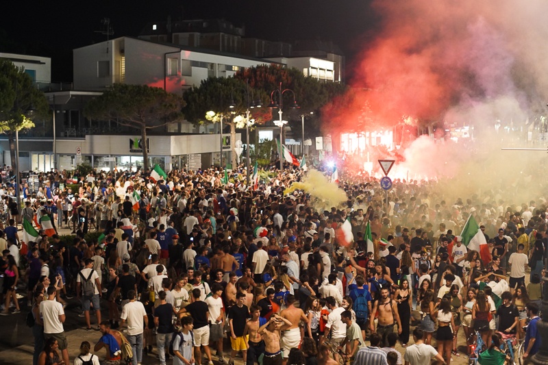 E’ notte magica in una piazza Costa tricolore