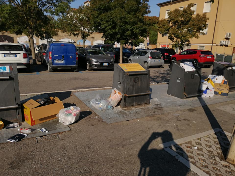 Piazza del Monte invasa dai rifiuti: le foto della vergogna