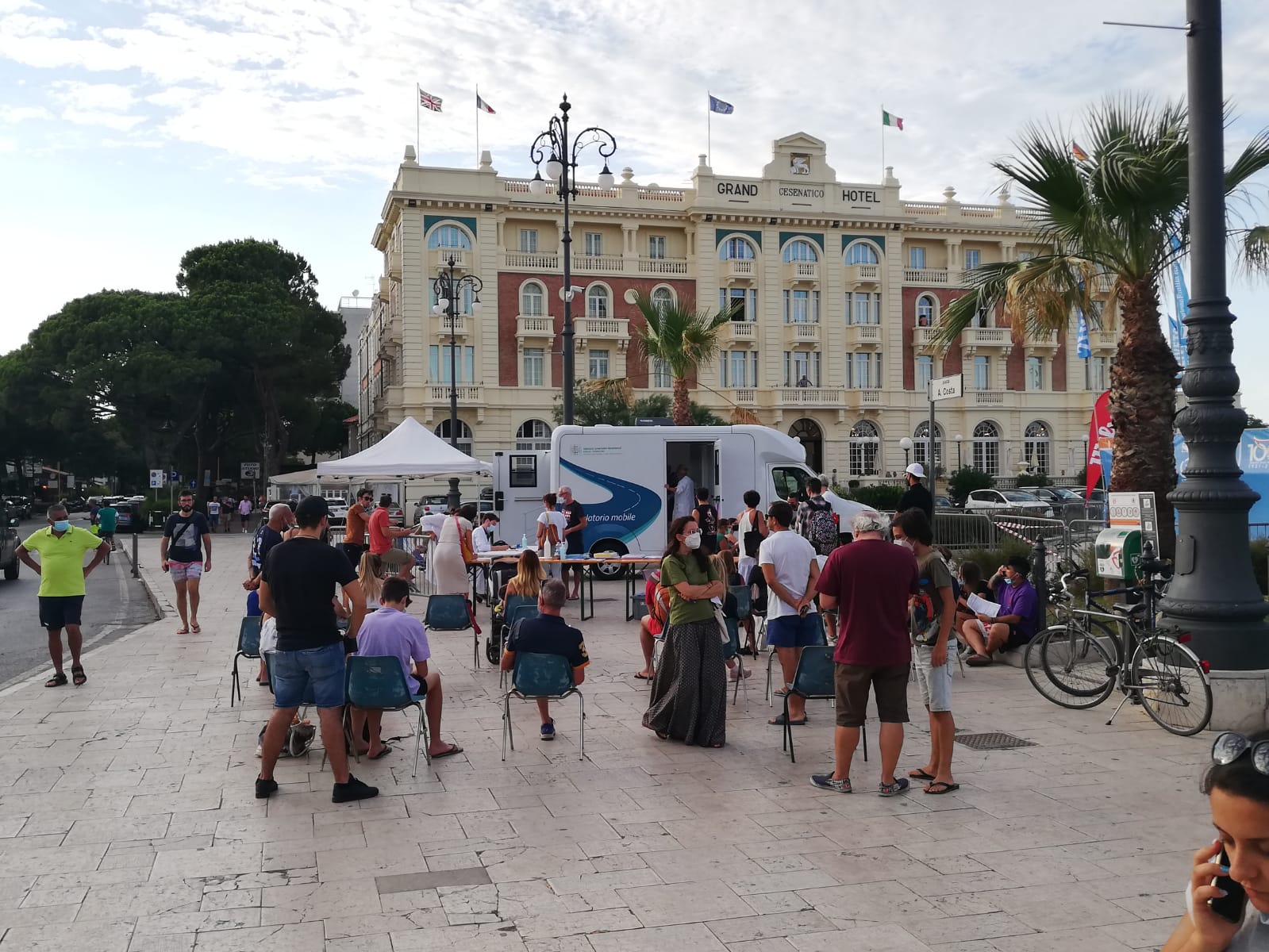 Vaccini lampo, dopo un’ora 45 in fila