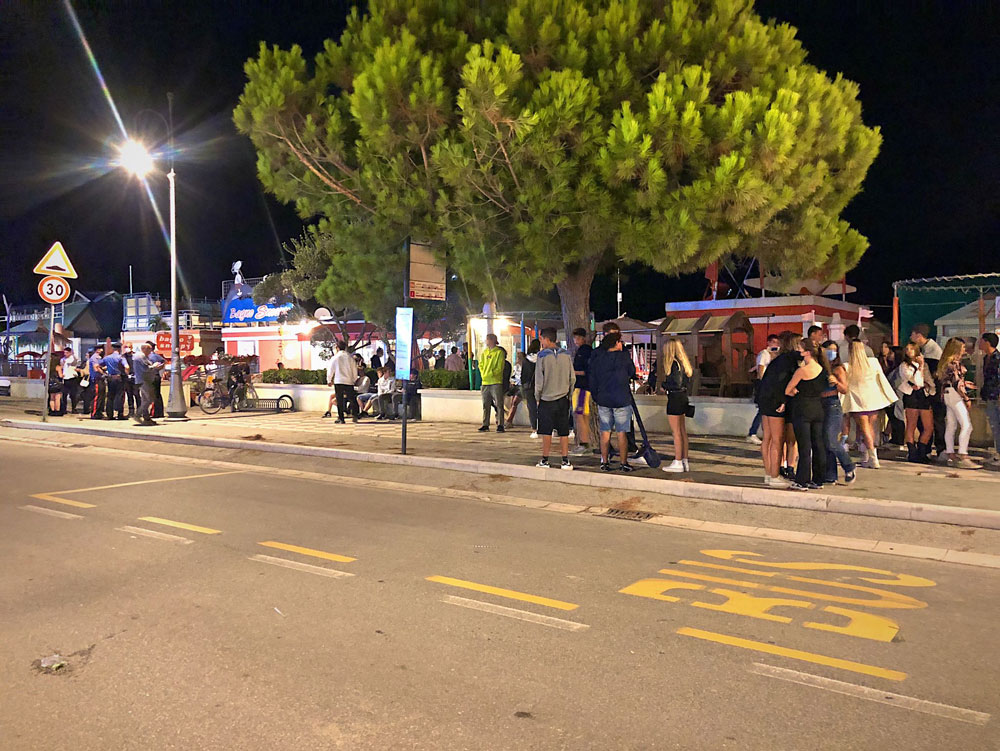 Festa in spiaggia stoppata sul… marciapiede