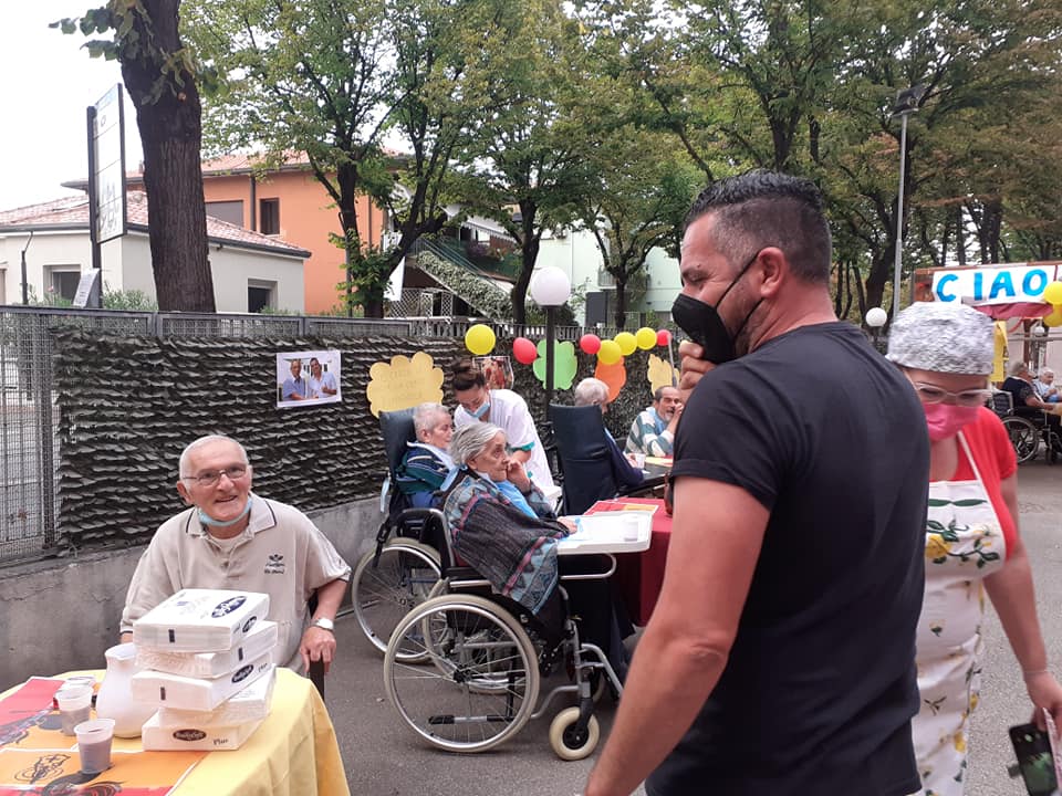 Mirko Casadei canta “Ciao Mare” con i nonni della casa di riposo