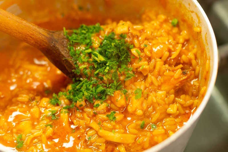 Tra il Cielo e il Mare: Azzurro come Pesce sposa la solidarietà e la buona cucina