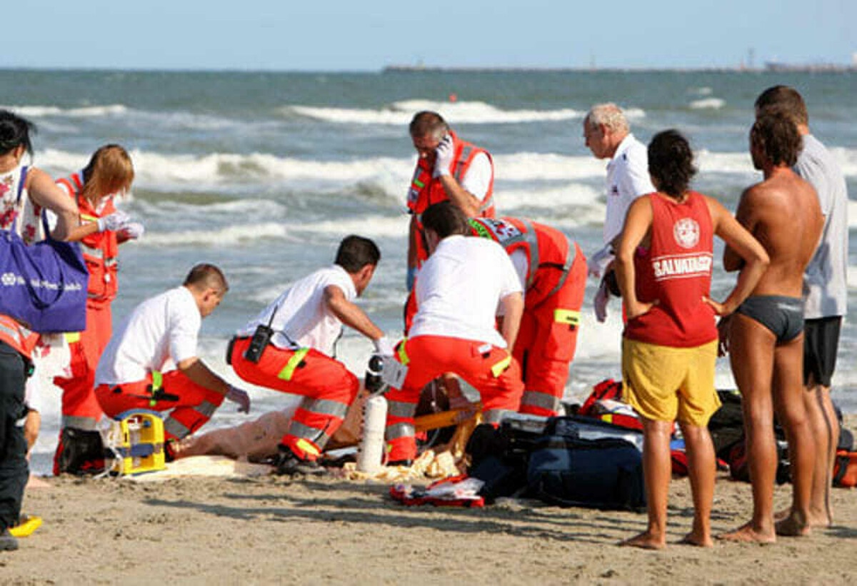 Malore fatale mentre passeggia a riva: muore turista belga