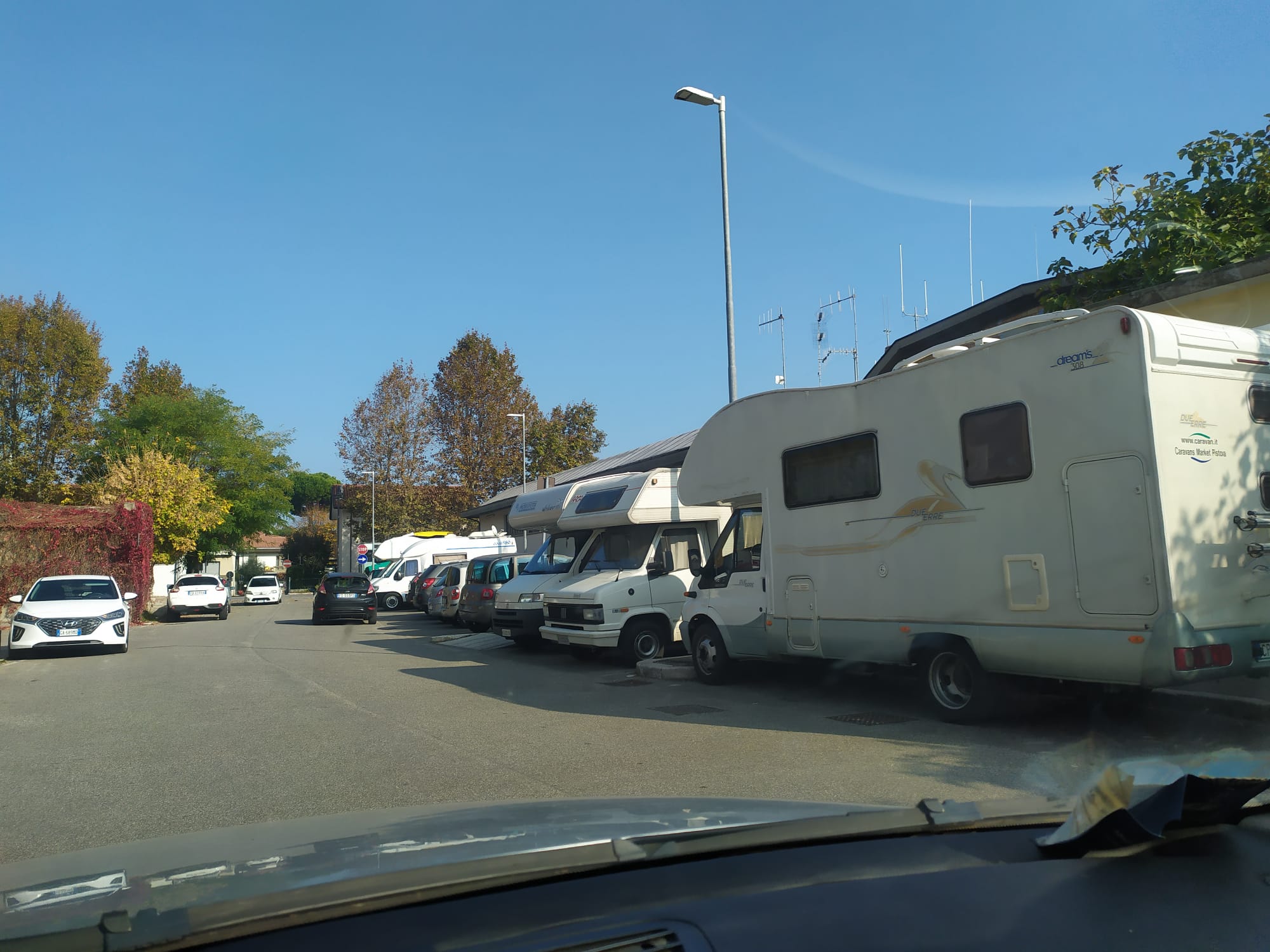 I camperisti “rubano” i parcheggi dei supermercati