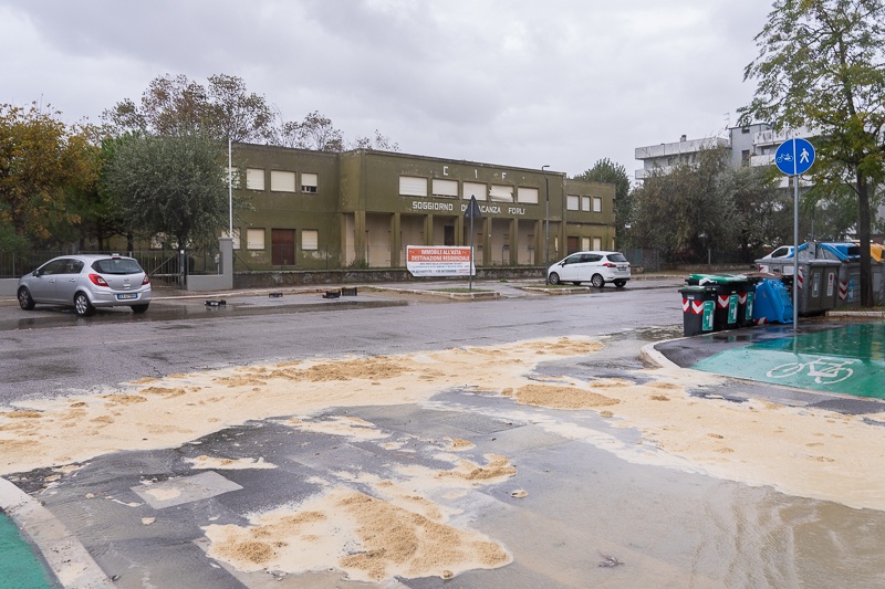 Maltempo, la Bora spinge il mare in strada FOTO