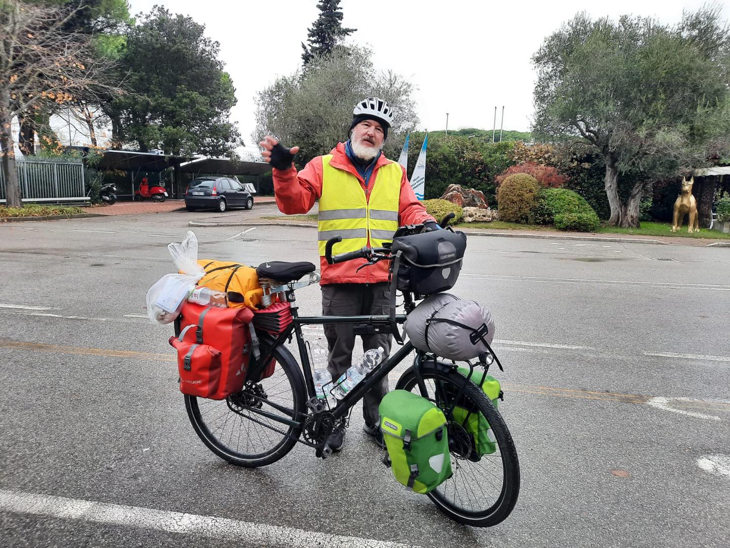 Ciclista no limits. Diretto in Iran si ferma a Cesenatico